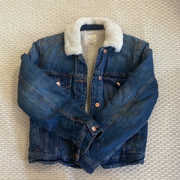 American Eagle Fur Lined  Med Wash Jean Jacket - Picture 2 of 6